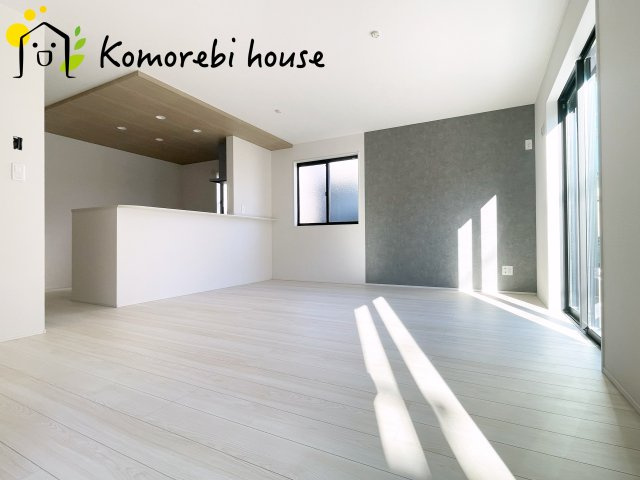 上尾市上　25期　新築一戸建て　グラファーレ　01の居間・リビング|縦に広がるLDKは、空間を効率的に使える設計。キッチンからリビング、ダイニングまで家族の気配を感じられます。