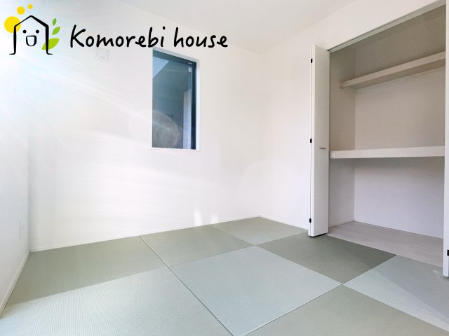 上尾市上　25期　新築一戸建て　グラファーレ　01の和室|琉球畳の落ち着いた風合いが心を整える和室。洗濯物を畳んだり、昼寝したり、日常の“ほっと一息”を支えてくれる空間です。