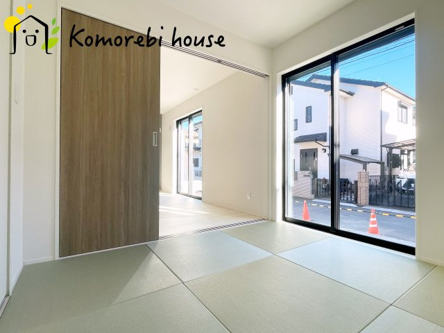 上尾市上　25期　新築一戸建て　グラファーレ　01の和室|琉球畳のやわらかな肌ざわりに包まれる和室。ごろんと横になったり、子どもが遊んだり、家族のくつろぎが自然と集まる一部屋です。