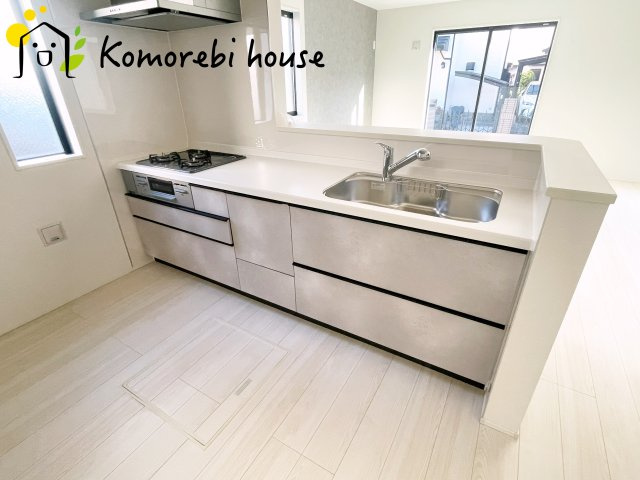 上尾市上　25期　新築一戸建て　グラファーレ　01のキッチン|広々LDKとつながるキッチンは、家族との会話を楽しみながら調理ができる設計です。