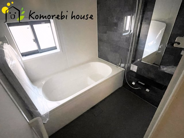 上尾市上　25期　新築一戸建て　グラファーレ　01の浴室|暖房・乾燥・換気が一体になった多機能浴室で、一年を通して快適に使えるのが魅力。冬は暖房であたたかく、雨の日は乾燥が洗濯物をしっかり乾かしてくれます。