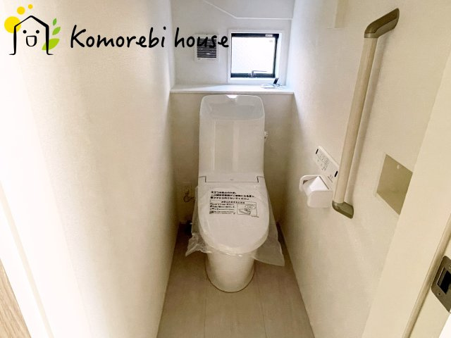 上尾市上　25期　新築一戸建て　グラファーレ　01のトイレ|温水洗浄機能（ウォシュレット）標準装備で、毎日のトイレ時間がより快適に。やさしい温水洗浄で清潔を保てるだけでなく、冬場のヒヤッと感を軽減する暖房便座も嬉しいポイント。