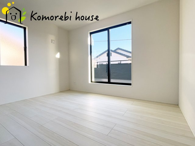 上尾市上　25期　新築一戸建て　グラファーレ　01の寝室|一日の疲れをゆっくり癒せる主寝室は、ベッドを置いてもゆとりある広さが魅力。収納完備で衣類もスッキリ収まり、静かで落ち着いた空間が快適な眠りをサポートします。