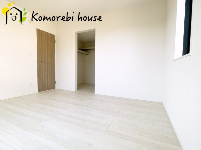 上尾市上　25期　新築一戸建て　グラファーレ　01の寝室|寝室にはゆとりのある広さがあり、大きめのベッドも余裕をもって配置できます。
実際に内覧いただければ、サイズ感もよりイメージしやすいと思います。採寸もその場でご協力いたしますので、ぜひお確かめください。