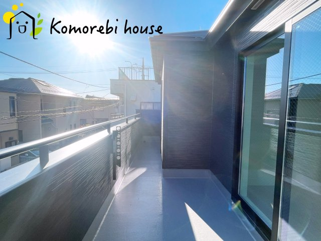 上尾市上　25期　新築一戸建て　グラファーレ　01のバルコニー|南向きのバルコニーは一日を通して陽当たりがよく、洗濯物もふっくら乾きます。家族の生活リズムに寄り添う、明るく使いやすいスペースです。