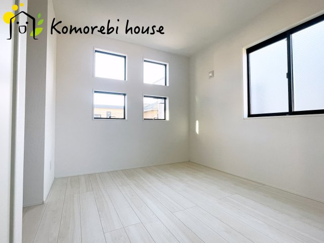 上尾市上　25期　新築一戸建て　グラファーレ　01の洋室|明るい光が差し込む洋室は、寝室・子ども部屋・ワークスペースなど多用途に使える自由度の高い空間。家具の配置もしやすく、暮らしに合わせて柔軟に活用できます。