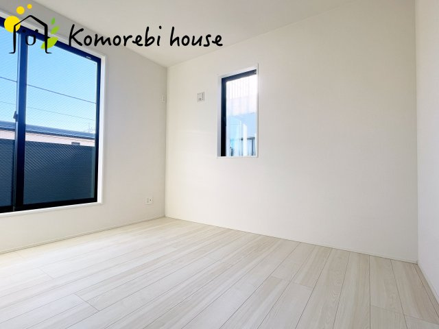 上尾市上　25期　新築一戸建て　グラファーレ　01の子供部屋|自然光が心地よく入る子ども部屋は、学習・遊び・睡眠をしっかり支える快適環境。シンプル設計でレイアウトも変えやすく、成長に合わせて長く使える利便性の高い一室です。