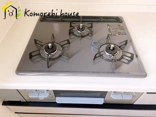 上尾市上　25期　新築一戸建て　グラファーレ　01のキッチン|同時調理が叶う3口コンロと便利なグリル付き。忙しい朝のお弁当作りも、夕食の複数メニューもスムーズにこなせる頼れる設備です。