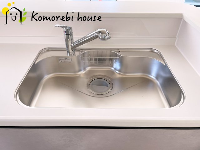 上尾市上　25期　新築一戸建て　グラファーレ　01のキッチン|浄水器一体型で、いつでも美味しいお水がそのまま使えるキッチンシンク。料理やコーヒーづくり、炊飯にも安心して利用でき、毎日の食卓が少し豊かに。