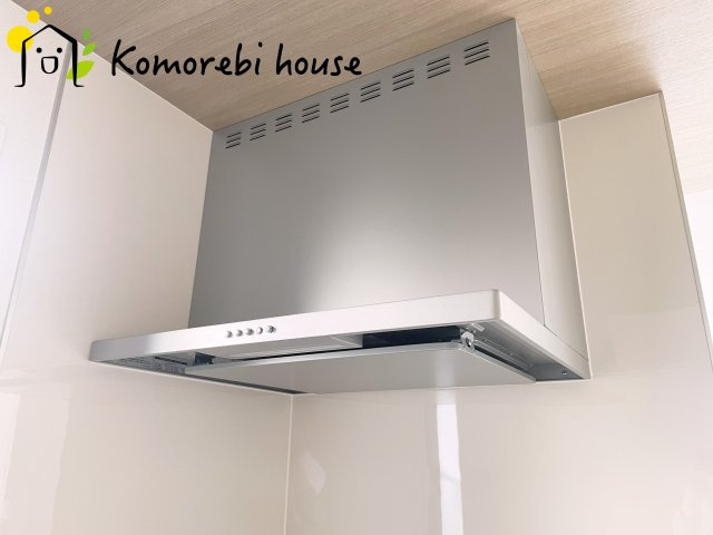 上尾市上　25期　新築一戸建て　グラファーレ　01のキッチン|吸引力の高いレンジフードが煙や匂いを素早く排出。揚げ物や炒め物も気兼ねなくでき、リビングに匂いを残しません。