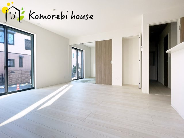 上尾市上　25期　新築一戸建て　グラファーレ　01の居間・リビング|高性能窓と断熱材を採用したLDKで、冷暖房効率アップ。家族が集まる時間も快適に過ごせるリビングです。