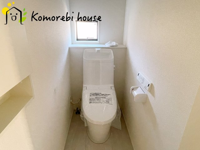 上尾市上　25期　新築一戸建て　グラファーレ　01のトイレ|2階にもトイレがあることで、朝の混雑が解消し生活動線がスムーズに。新築ならではの間取り設計で、毎日の“プチストレス”が驚くほど減ります。
