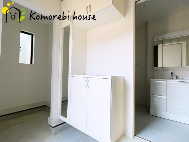 上尾市上　25期　新築一戸建て　グラファーレ　01の玄関|シューズインクローゼットで靴や小物をまとめて収納。家族みんなが使いやすい玄関空間です。