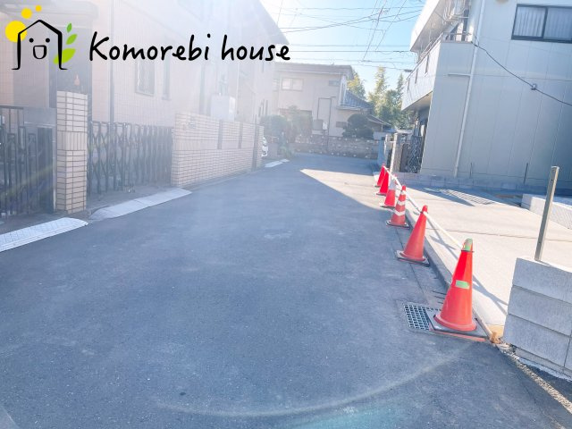 上尾市上　25期　新築一戸建て　グラファーレ　01の前面道路含む現地写真|前面道路は決して広くないものの、交通量が少なく安心。落ち着いた住環境が、家族の日々の暮らしを支えます。