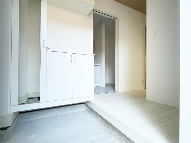 上尾市上　25期　新築一戸建て　グラファーレ　01の玄関|明るく使いやすい玄関で、家族の生活をスムーズに。収納や導線も配慮された万能空間です。