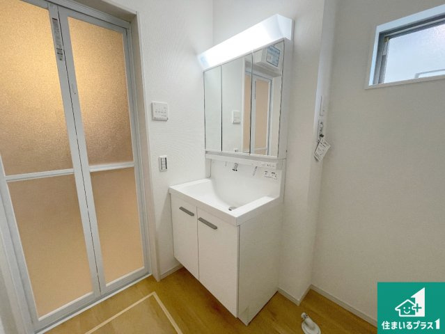 大津市滋賀里　第2期　新築一戸建ての独立洗面台|清潔感のある洗面台です。フラットな鏡は掃除がしやすく毎日清潔！鏡裏には収納があるのでスッキリとした洗面台が保てます。