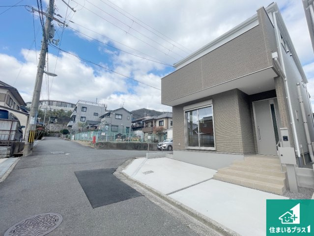 大津市滋賀里　第2期　新築一戸建ての前面道路含む現地写真|周辺は閑静な住宅街！前面道路広々で車の出し入れも便利です。駐車が苦手な方でも安心して車庫入れできます！