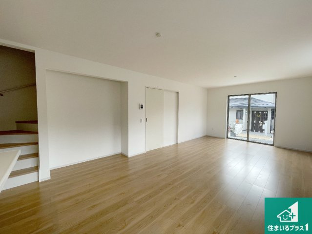 大津市滋賀里　第2期　新築一戸建ての居間・リビング|日当たり良好の明るいリビングで朝の目覚めもスッキリできそう！対面キッチンでご家族のコミュニケーションも自然と増える設計！小さなお子様が遊ぶスペースを作っても広々とくつろげるLDK！