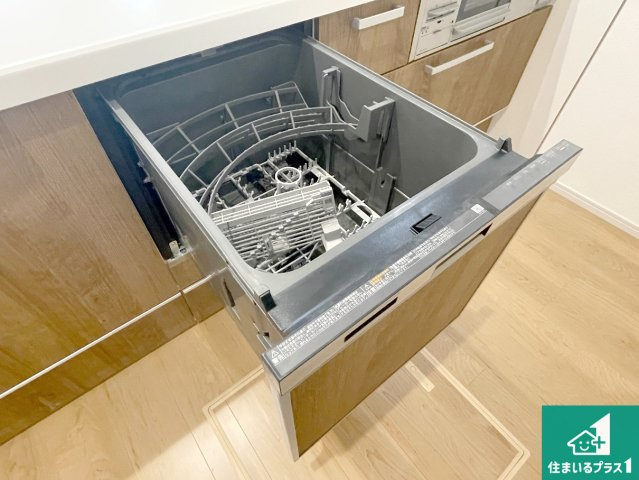 大津市滋賀里　第2期　新築一戸建ての設備|食事後の一仕事、食器洗いをボタン一つでお任せできちゃいます！場所を取らないビルトイン式なので、お料理スペースもしっかり確保！