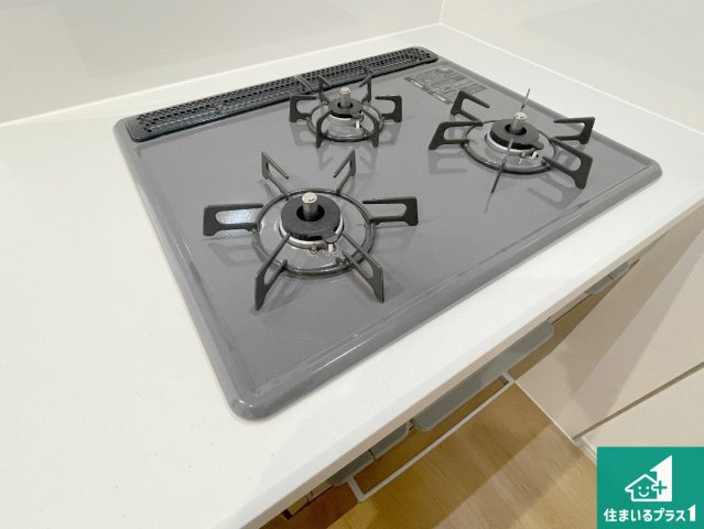 大津市滋賀里　第2期　新築一戸建ての設備|ダブル高火力Ｓｉセンサー付きコンロ！３口あるので、まとめて料理をする時も大活躍！