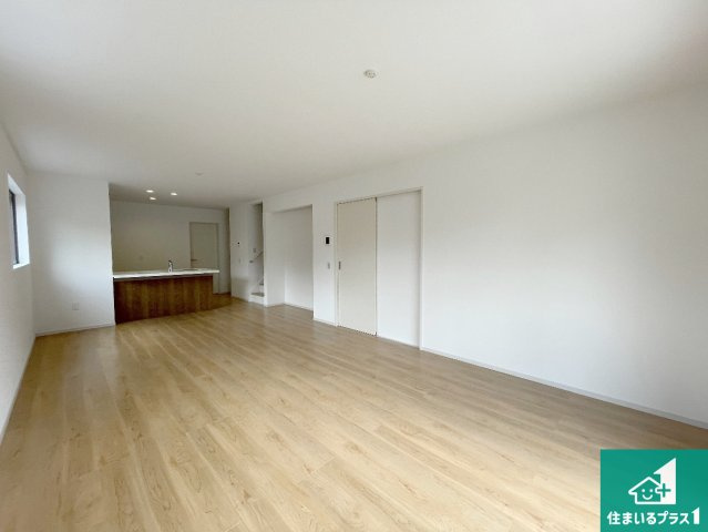 大津市滋賀里　第2期　新築一戸建ての居間・リビング|シンプルなリビングは、観葉植物等のインテリアを楽しめますね！パパ好みにも、ママ好みにも家具次第で雰囲気を変えることができます！