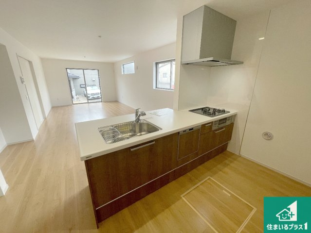 大津市滋賀里　第2期　新築一戸建てのキッチン|リビングと統一感があり、使い勝手のいいキッチン。広々としているので、二人並んで作業が出来ちゃいます。お子様と一緒に色々なお料理に挑戦できるスペースがあります。