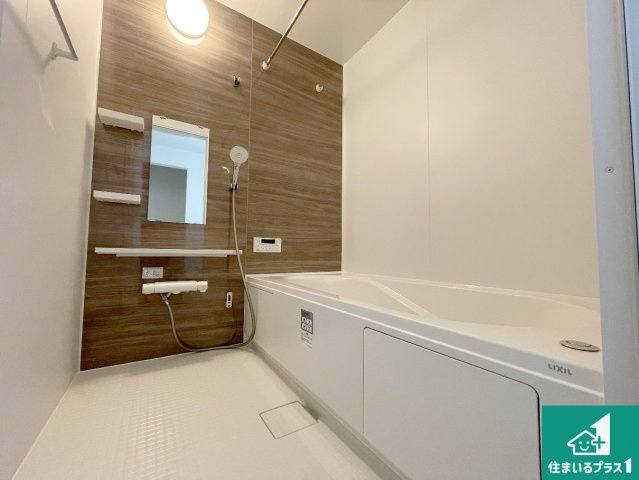 大津市滋賀里　第2期　新築一戸建ての浴室|足をゆったり伸ばして寛げる浴槽です。窓が設けられていますので差し込む光が明るく穏やかな雰囲気にしてくれます♪浴室乾燥機も設置しているので、雨の日の洗濯物も安心です♪