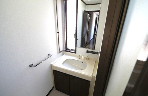 林島町・長縄一戸建の洗面所