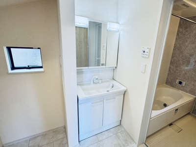 【独立洗面台】 | 松戸市金ケ作新築戸建【金ケ作小学校：3分】 | シャワーヘッド付き三面鏡洗面化粧台