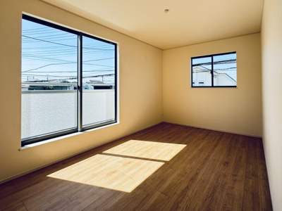 【寝室】 | 松戸市金ケ作新築戸建【金ケ作小学校：3分】 | 7帖寝室・南側バルコニー前の明るいお部屋です♪