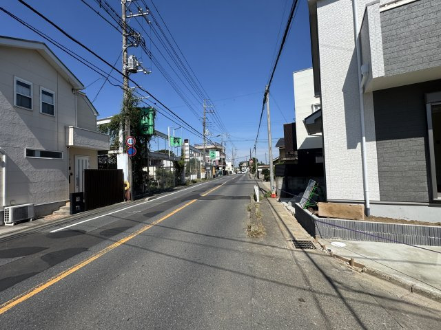 松戸市金ケ作新築戸建【金ケ作小学校：3分】の前面道路含む現地写真|西側前面道路・幅員約9.2ｍ