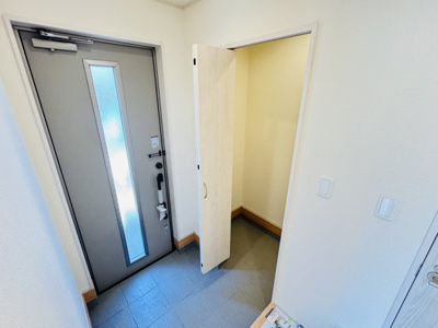 【玄関】 | 松戸市金ケ作新築戸建【金ケ作小学校：3分】 | 玄関ホール・シューズインクローク