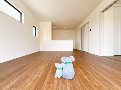 【居間・リビング】 | 伊勢崎市長沼町　新築住宅 | 気がづけば家族が集まって楽しい会話と食事が始まる。皆で笑って過ごす幸せ溢れるリビング。