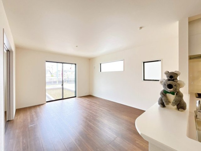 【居間・リビング】 | 伊勢崎市長沼町　新築住宅 | 窓からのあたたかい光をあびながらの朝食。今日も一日がんばれそう！と思えるリビング。