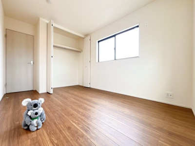 【洋室】 | 伊勢崎市長沼町　新築住宅 | 窓からそそがれる暖かみのある明るい空間。広々としたプライベート空間で自分の時間を楽しめます。フローリング仕様で普段のお掃除も楽々です。