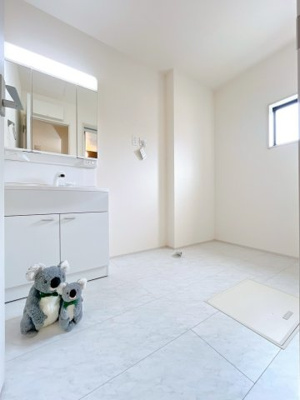 【独立洗面台】 | 伊勢崎市長沼町　新築住宅 | 忙しい朝でも収納力のある洗面台で効率良く身支度ができます。大きな鏡で身だしなみチェックも。たくさんものを収納できるので水回りを清潔にきれいに保てます。