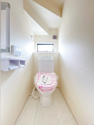 【トイレ】 | 伊勢崎市長沼町　新築住宅 | 清潔感にあふれた空間と機能的な洗浄装置。毎日何度も使う場所だから快適に。便利に。