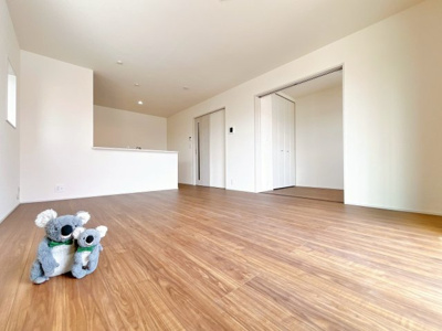 【居間・リビング】 | 伊勢崎市長沼町　新築住宅 | ≪LDK≫
リビング・ダイニングは白を基調としたシンプルな空間。
雑貨やこだわりの家具など、レイアウトも自由に楽しめます！