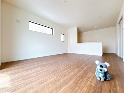 【居間・リビング】 | 伊勢崎市長沼町　新築住宅 | ≪LDK≫
陽当りも良いリビング。
光が差し込む明るい空間はいつもの時間をより特別に…穏やかなひと時を一層充実した時間へ変えてくれます。