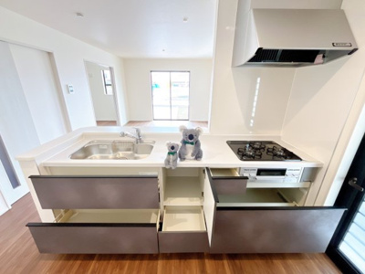 【キッチン】 | 伊勢崎市長沼町　新築住宅 | お料理をしながら家族との会話が楽しめる対面キッチン。リビングで遊ぶお子様を見守りながらお料理が出来ます。出来上がったお料理や後片付けを手伝ってもらうなど家事分担ができます。