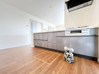 【キッチン】 | 伊勢崎市長沼町　新築住宅 | 家族でクッキング。皆で楽しく作るお料理は愛情たっぷりのごちそうに。キッチンで過ごす家族時間はプライスレス。