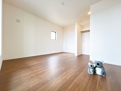 【洋室】 | 伊勢崎市長沼町　新築住宅 | 広さはお子様の勉強部屋にも適した広さ！
勉強机や本棚などの家具を置いてもフリースペースも確保することができます。