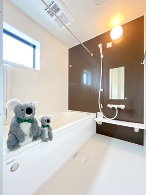 【浴室】 | 伊勢崎市長沼町　新築住宅 | ほどよい優しいライトに包まれたバスルーム。香りの良いバスソルトに身をまかせ、浴槽でゆっくりと深呼吸。一日の疲れが癒されます。