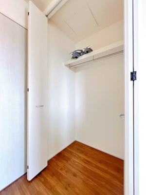 【収納】 | 伊勢崎市長沼町　新築住宅 | 大切な人にもらったプレゼント、子どもが描いてくれた似顔絵、何度も読んだお気に入りの本、。まとめて大事に閉まっておける広々収納。