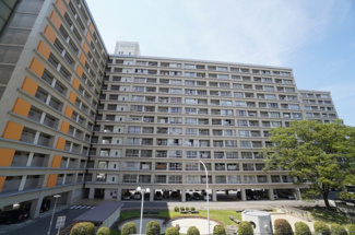 【外観】 | 総戸数204戸の広島でも屈指の大型マンション！
大規模修繕もしっかりしていて、
安心してお住まいになれます。
マンションを買うなら、管理会社を買え！
というぐらい、物件のメンテナンスは大事です。