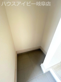 【玄関】 | 岐阜市島田新築建売全3棟！ご家族様にオススメの5LDK！最寄りのバス停徒歩5分！お車並列3台可能！ | 岐阜市島田新築建売全3棟！ご家族様にオススメの5LDK！最寄りのバス停徒歩5分！お車並列3台可能！