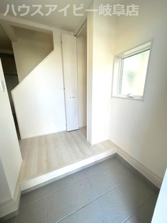 【玄関】 | 岐阜市島田新築建売全3棟！ご家族様にオススメの5LDK！最寄りのバス停徒歩5分！お車並列3台可能！ | 岐阜市島田新築建売全3棟！ご家族様にオススメの5LDK！最寄りのバス停徒歩5分！お車並列3台可能！