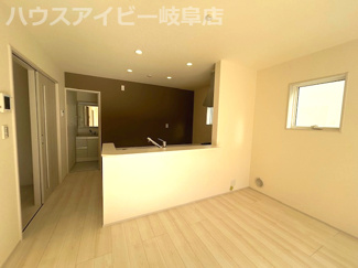 【居間・リビング】 | 岐阜市島田新築建売全3棟！ご家族様にオススメの5LDK！最寄りのバス停徒歩5分！お車並列3台可能！ | 岐阜市島田新築建売全3棟！ご家族様にオススメの5LDK！最寄りのバス停徒歩5分！お車並列3台可能！