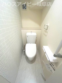 【トイレ】 | 岐阜市島田新築建売全3棟！ご家族様にオススメの5LDK！最寄りのバス停徒歩5分！お車並列3台可能！ | 岐阜市島田新築建売全3棟！ご家族様にオススメの5LDK！最寄りのバス停徒歩5分！お車並列3台可能！