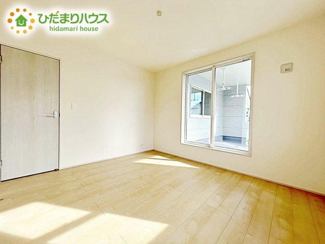 【寝室】 | ひたちなか市稲田10期　新築戸建　7号棟 | 主寝室は広々していて安らげる空間に。大きな窓から光が差し込み、朝の目覚めも良さそう♪